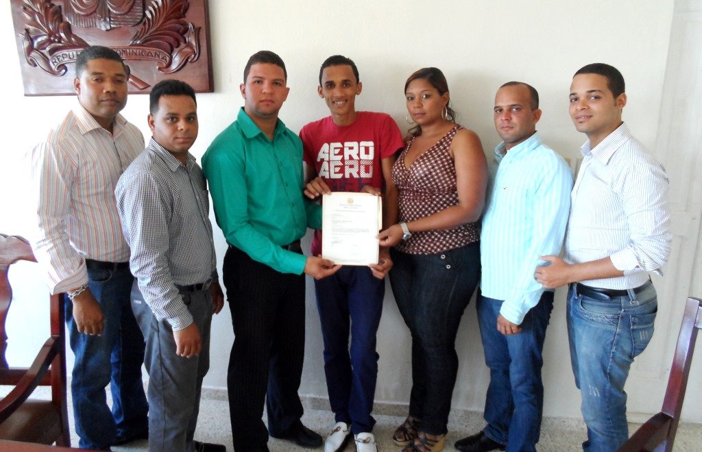 Ministerio de la Juventud en Espaillat entrega beca universitaria a joven limpiabotas